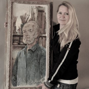 Seline Hofker met schilderij van Gerard Willem Hofker Seline Hofker met schilderij van Willem Gerard Hofker, Hofker, Hofker Archief