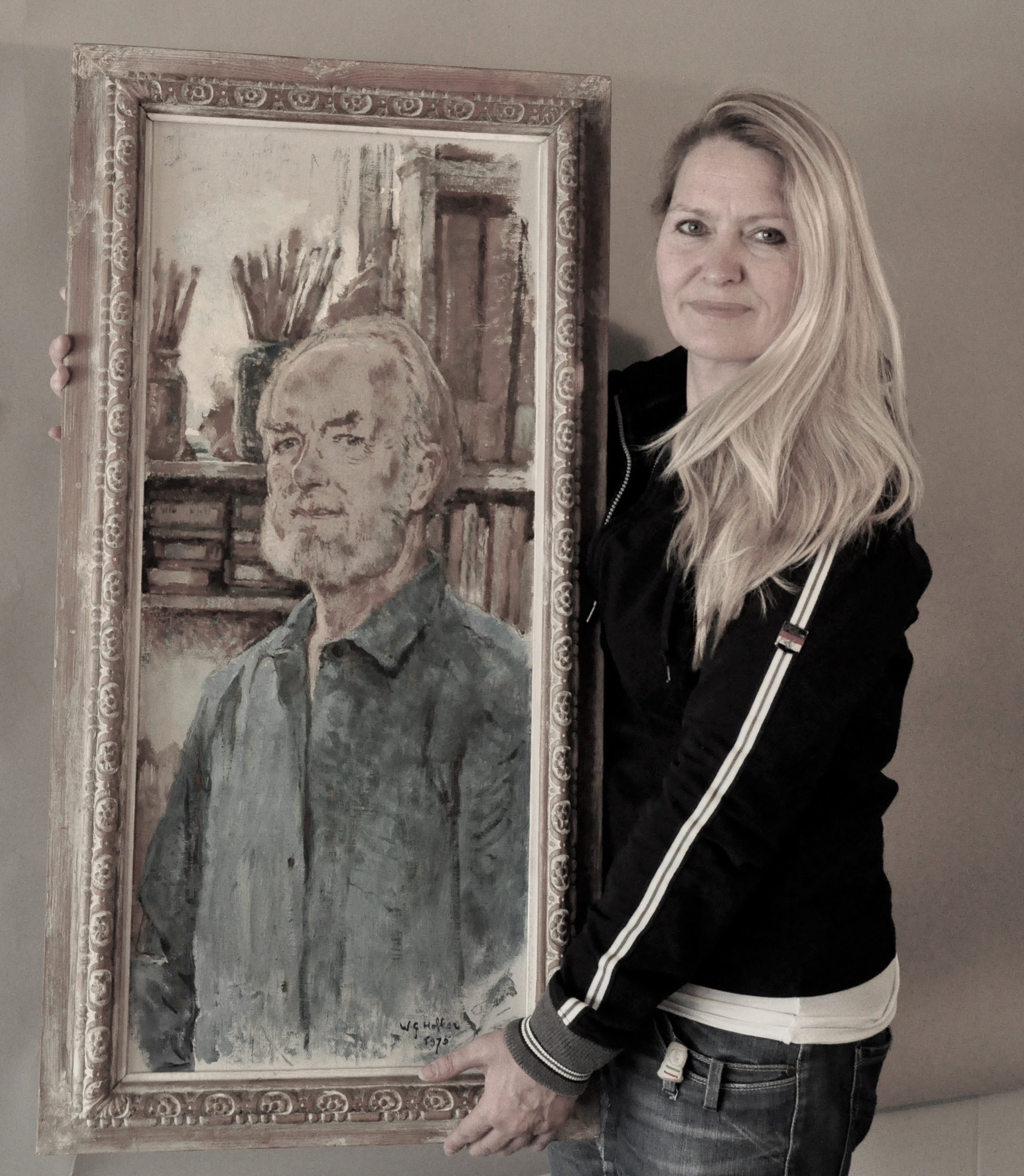 Seline Hofker met schilderij van Willem Gerard Hofker, Hofker, Hofker Archief